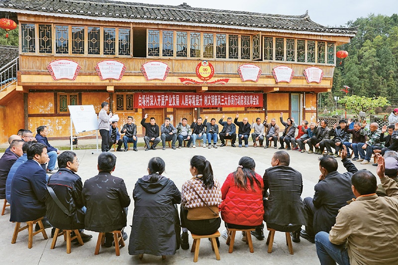 圖為2023年4月6日，貴州省黔東南苗族侗族自治州施秉縣白垛鄉(xiāng)白垛村村民在討論產(chǎn)業(yè)發(fā)展、人居環(huán)境提升、鄉(xiāng)村文明建設相關事宜。 人民圖片 磨桂賓/攝