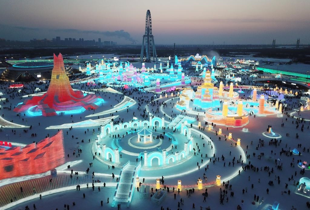 游客在哈爾濱冰雪大世界游玩（無人機(jī)照片，2024年1月5日攝）。新華社記者 王建威 攝
