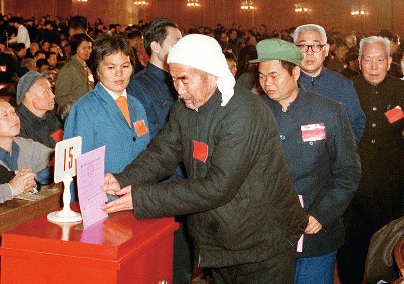 我國現(xiàn)行憲法于1982年12月4日由第五屆全國人大第五次會議通過并公布施行。根據(jù)改革開放和社會主義現(xiàn)代化建設的實踐和發(fā)展，全國人大于1988年、1993年、1999年、2004年、2018年先后5次作出必要的、也是十分重要的修正。圖為出席第五屆全國人民代表大會第五次會議的代表投票表決《中華人民共和國憲法》（資料照片）。 新華社發(fā)