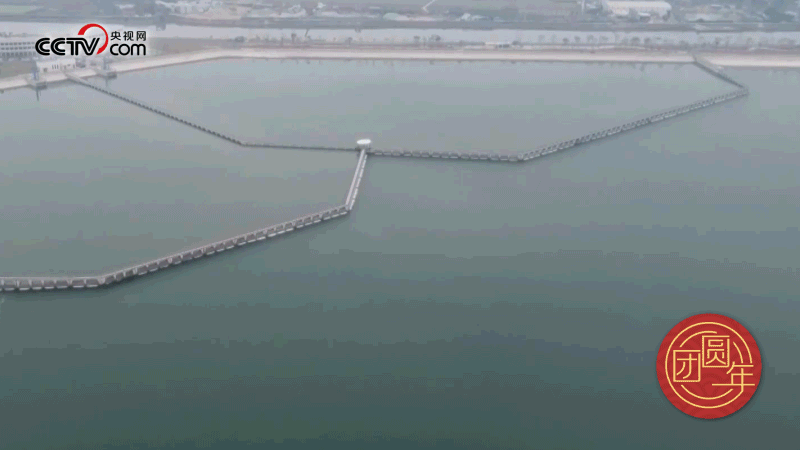 △西江潛地行，潤(rùn)澤大灣區(qū)。珠江三角洲水資源配置工程西起廣東佛山順德西江干流鯉魚洲，穿越獅子洋，東至深圳公明水庫(kù)，是世界上流量最大的長(zhǎng)距離有壓調(diào)水工程。