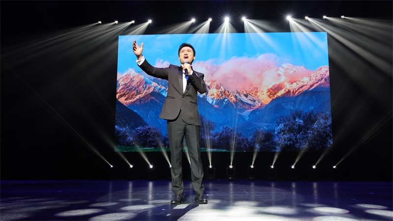 中國鐵路文工團獨唱演員、第十二屆中國音樂金鐘獎聲樂（民族）唱法金獎獲得者馬小明演唱歌曲《天路》。張凱攝