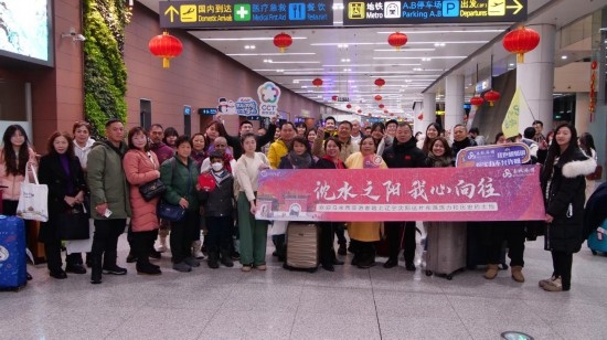 2月11日，一批馬來西亞游客抵達(dá)沈陽桃仙國際機(jī)場(chǎng)。新華社發(fā)