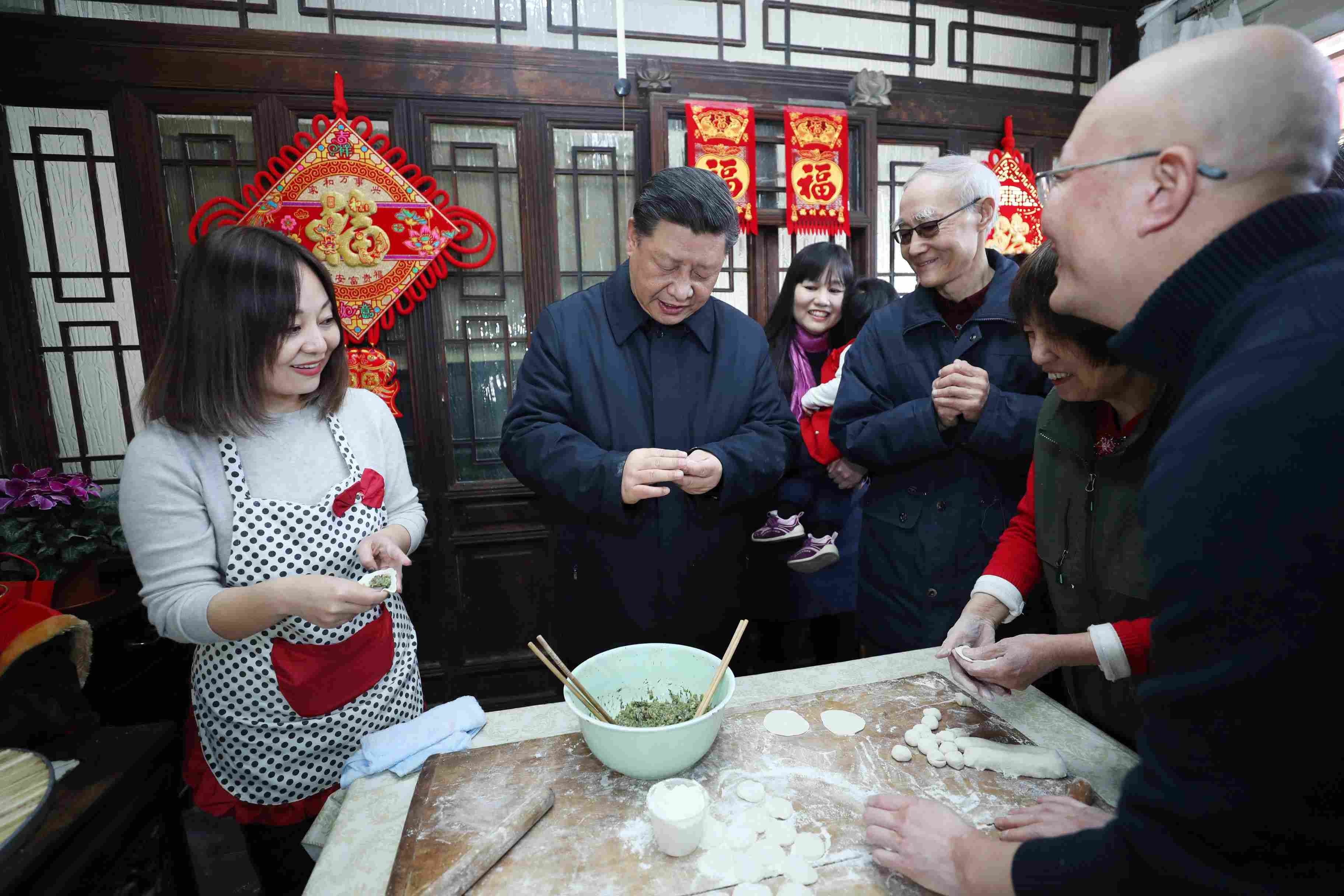 △ 2019年2月1日，習(xí)近平總書記在北京前門東區(qū)草廠四條胡同，同朱茂錦一家人包餃子、聊家常。