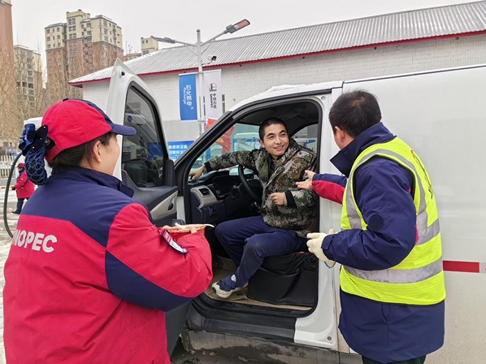 加能站員工為雪天到站充電的司機(jī)送來泡面并邀請(qǐng)他到站里休息。受訪者供圖