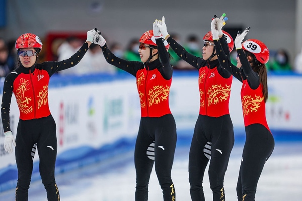 2月18日，黑龍江隊(duì)選手徐愛(ài)麗（左一）、臧一澤（左二）、范可新（右二）、王欣然在奪冠后向觀眾致意。新華社記者 黃偉 攝