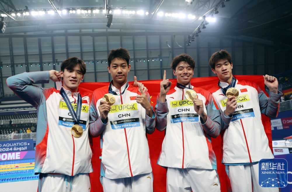 2月11日，2024年多哈游泳世錦賽男子4×100米自由泳接力決賽，中國隊選手王浩宇、張展碩、季新杰和潘展樂（從左到右）在頒獎儀式后合影慶祝。新華社記者 雒圓 攝
