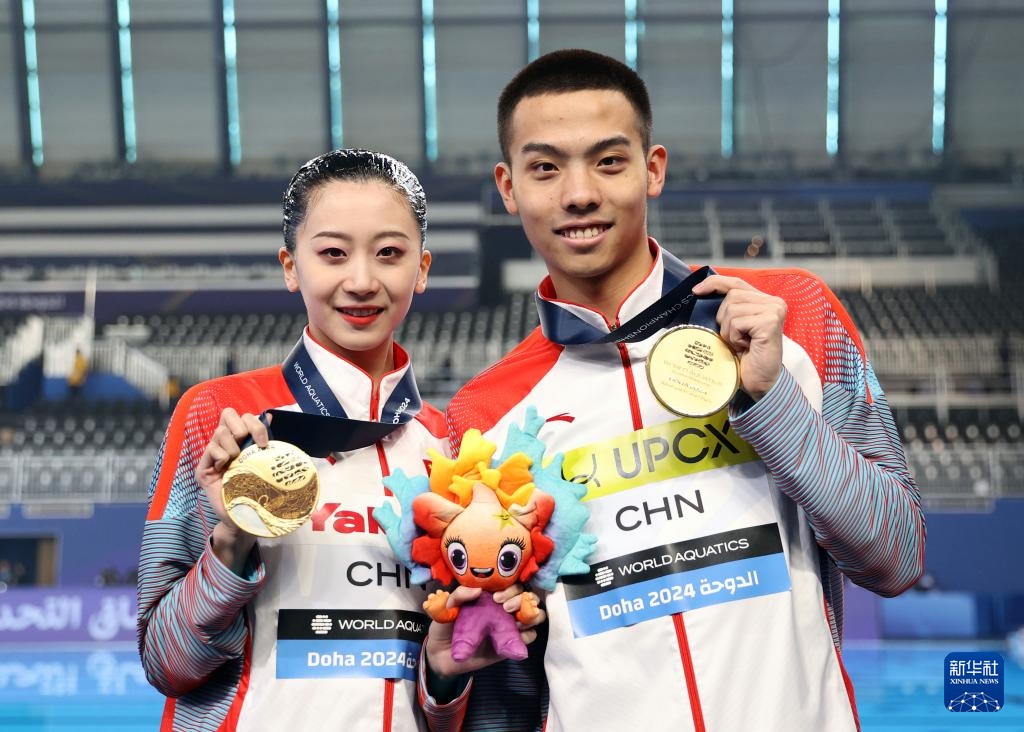 2月10日，2024年多哈游泳世錦賽花樣游泳混合雙人自由自選決賽，程文濤（左）/石浩玙在頒獎儀式后合影。新華社記者 雒圓 攝