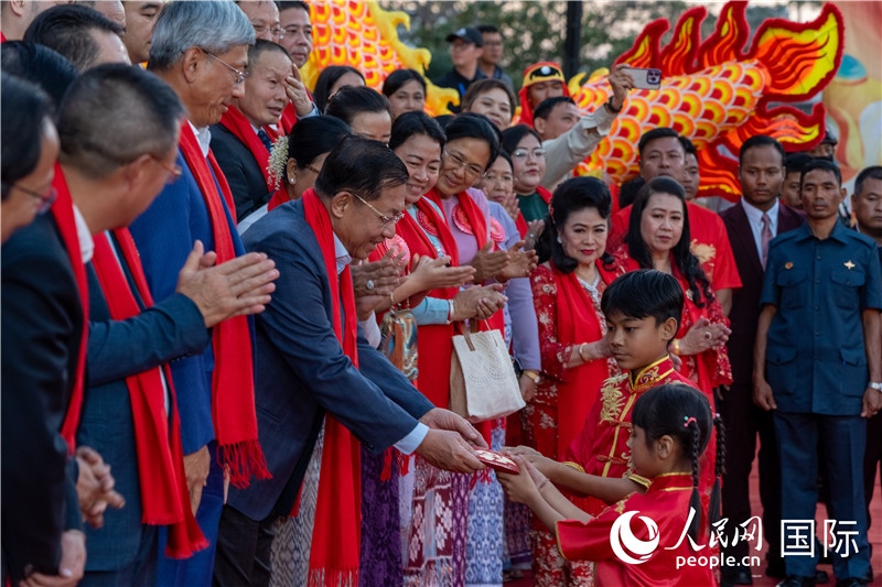 在活動現(xiàn)場，敏昂萊主席根據(jù)當?shù)貍鹘y(tǒng)向兒童送祝福2-人民網(wǎng)記者謝佳君攝