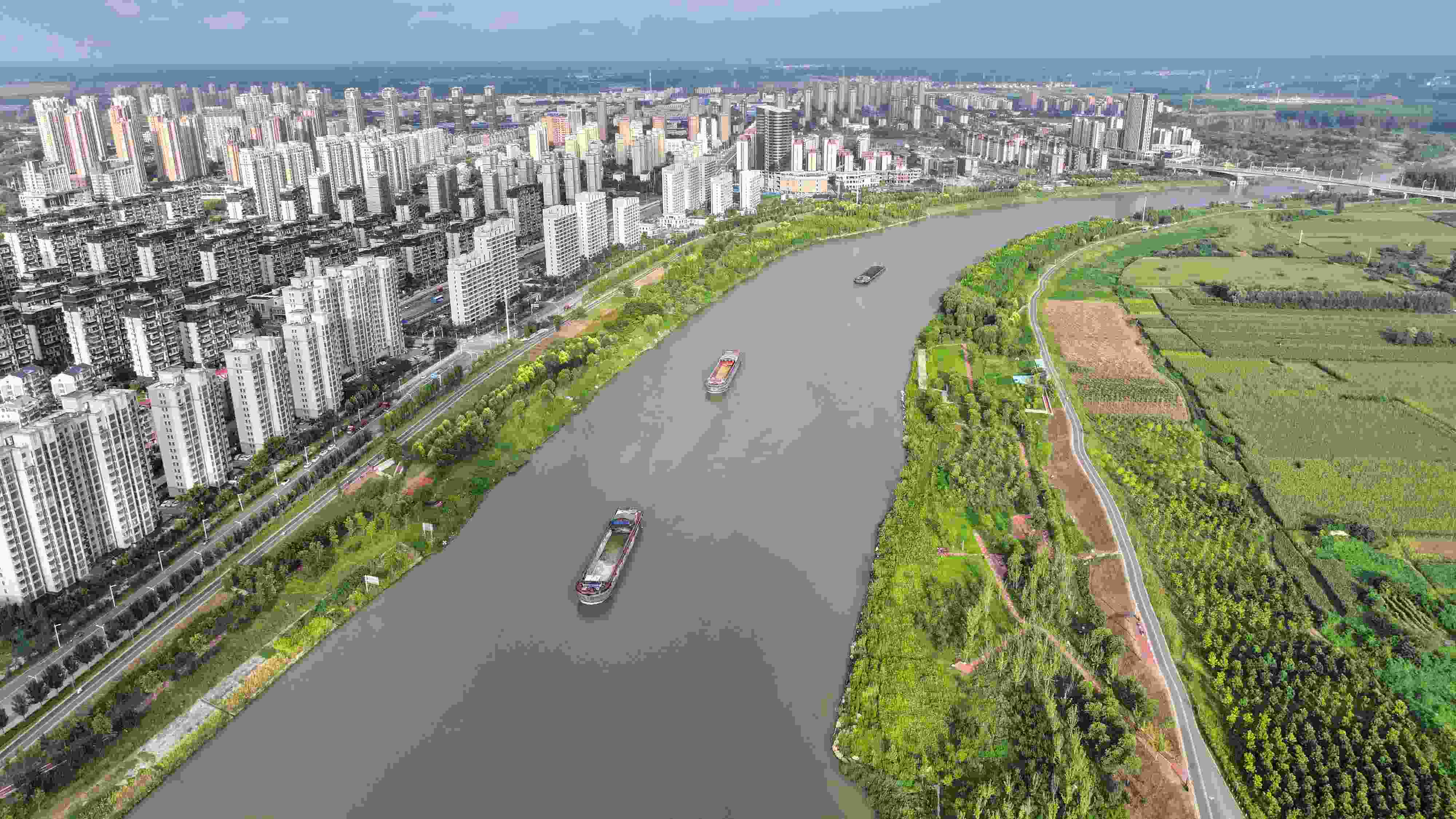 △ 2023年8月21日，安徽阜陽，初秋時(shí)節(jié)，界首城市建設(shè)與沙潁河水系、橋梁和綠植相映襯，構(gòu)成一幅生態(tài)宜居的美麗畫卷。