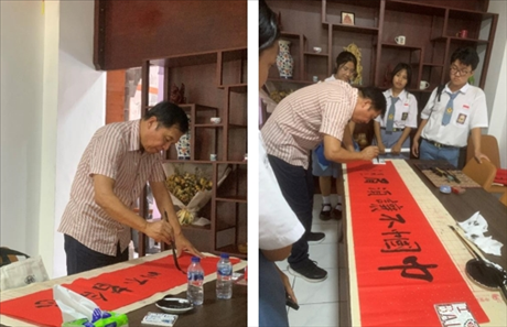 茍皓東展示中國書法藝術(shù)。巴陵康孔子學(xué)院供圖