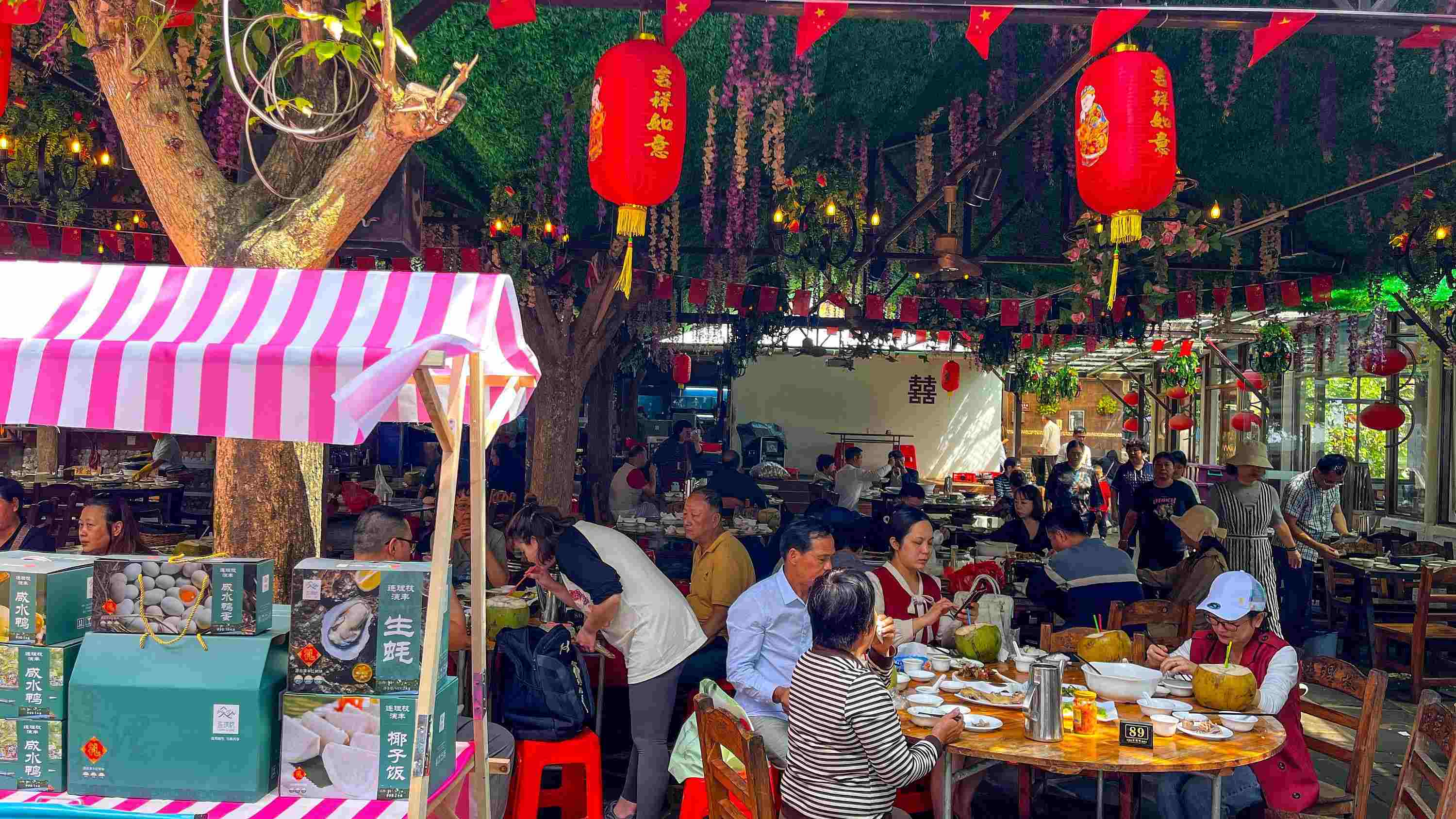 △ 2024年2月17日，春節(jié)假期最后一天，?？卩l(xiāng)村旅游持續(xù)火爆，眾多游客前往漁家樂(lè)品嘗特色海鮮和鄉(xiāng)村美食。