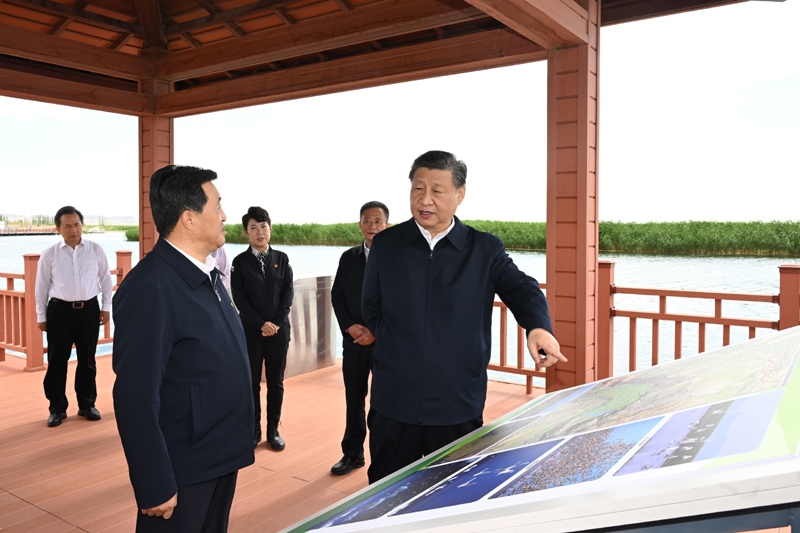 2023年6月5日，習近平總書記在內(nèi)蒙古自治區(qū)巴彥淖爾市烏梁素?？疾?。