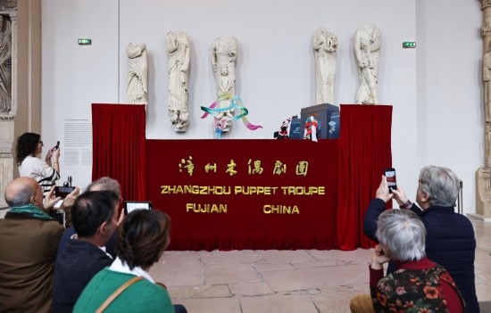 2月10日，在位于法國巴黎埃菲爾鐵塔附近的“建筑與遺產(chǎn)之城”博物館，觀眾欣賞漳州布袋木偶戲。新華社記者高靜攝