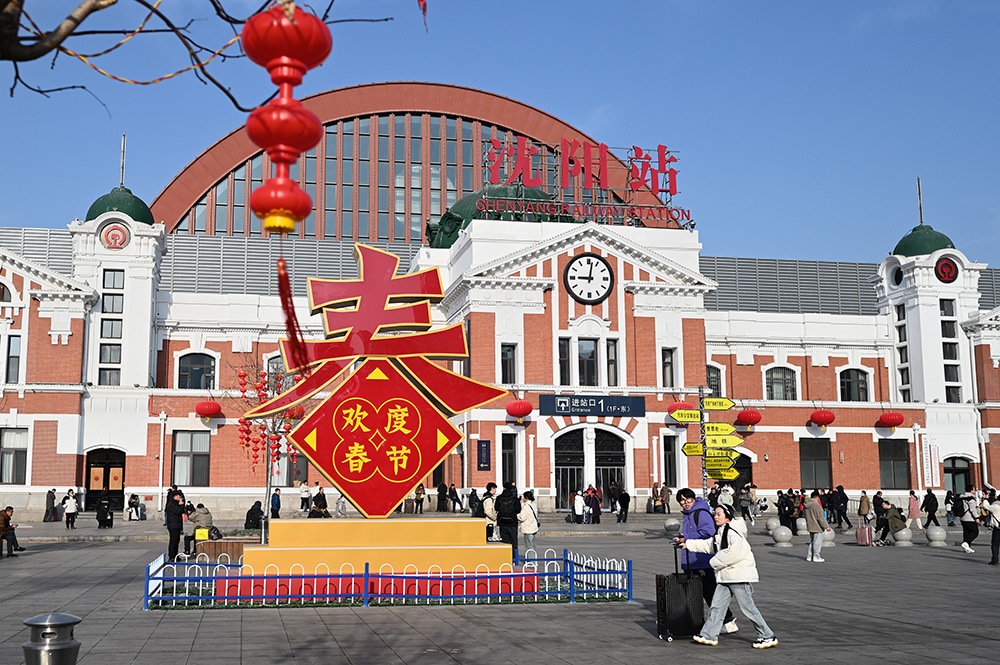 △ 2024年2月17日，沈陽站，人們拉著大大小小的行李箱，踏上了龍年新征程。