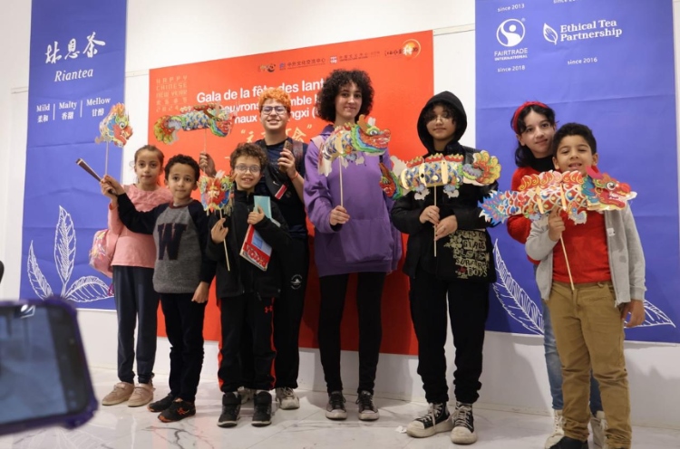 孩子們拿著元宵彩燈合影。拉巴特中國文化中心供圖