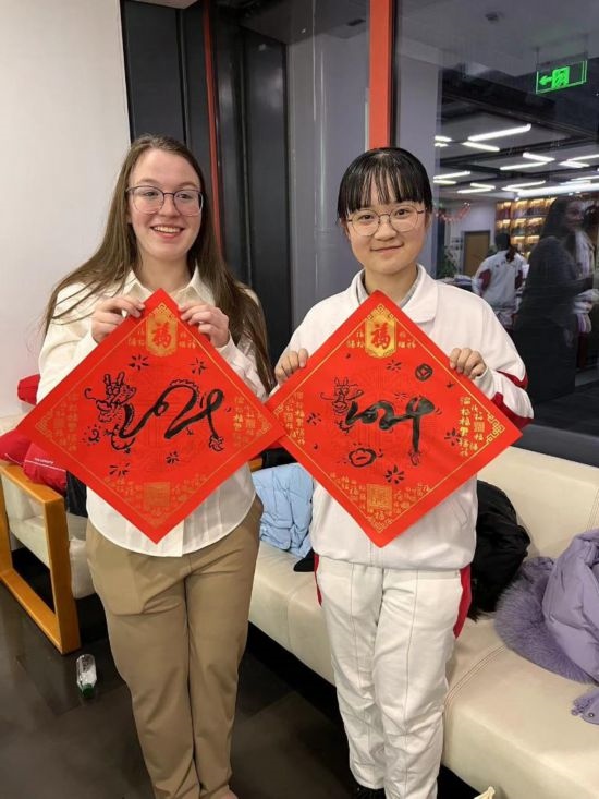 1月下旬，馬斯卡廷中學(xué)訪華代表團(tuán)學(xué)生在北京同中國(guó)青少年交流。（受訪者供圖）