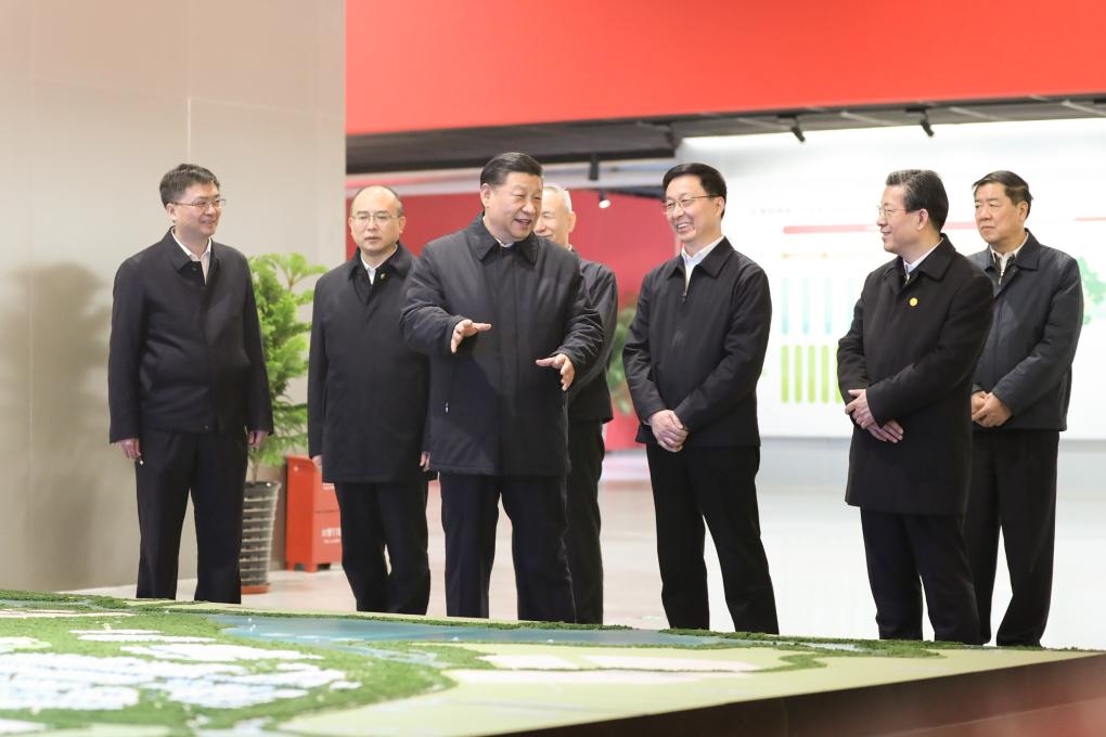 2019年1月16日上午，習(xí)近平總書記在河北雄安新區(qū)規(guī)劃展示中心，仔細(xì)聽取新區(qū)總體規(guī)劃、政策體系及建設(shè)情況介紹。新華社記者 鞠鵬 攝