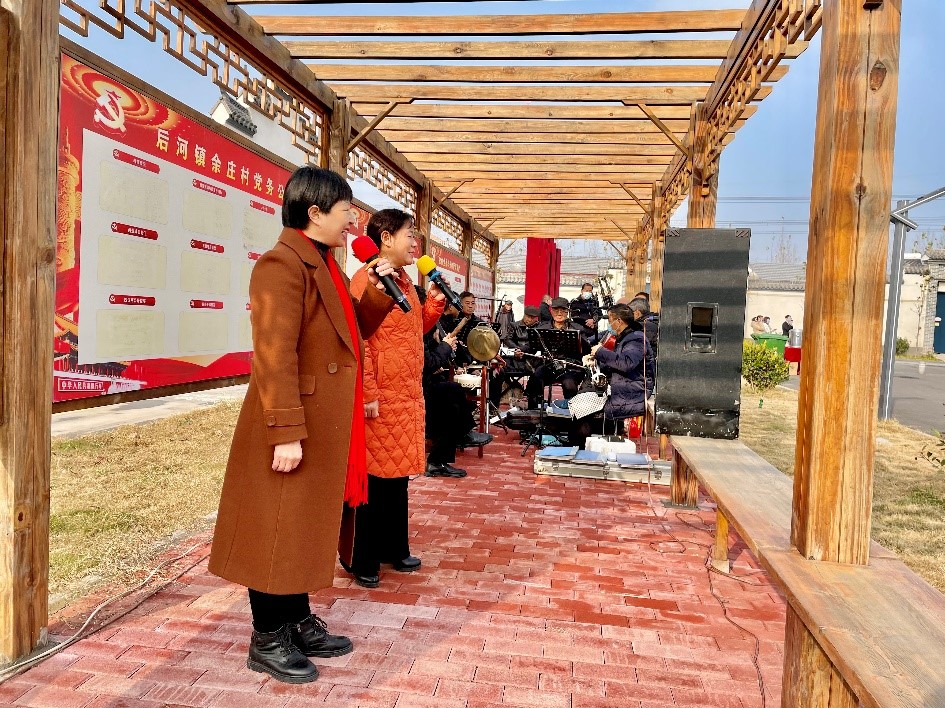 河南安陽內(nèi)黃縣余莊村村民們正排練元宵節(jié)晚會節(jié)目。受訪者供圖