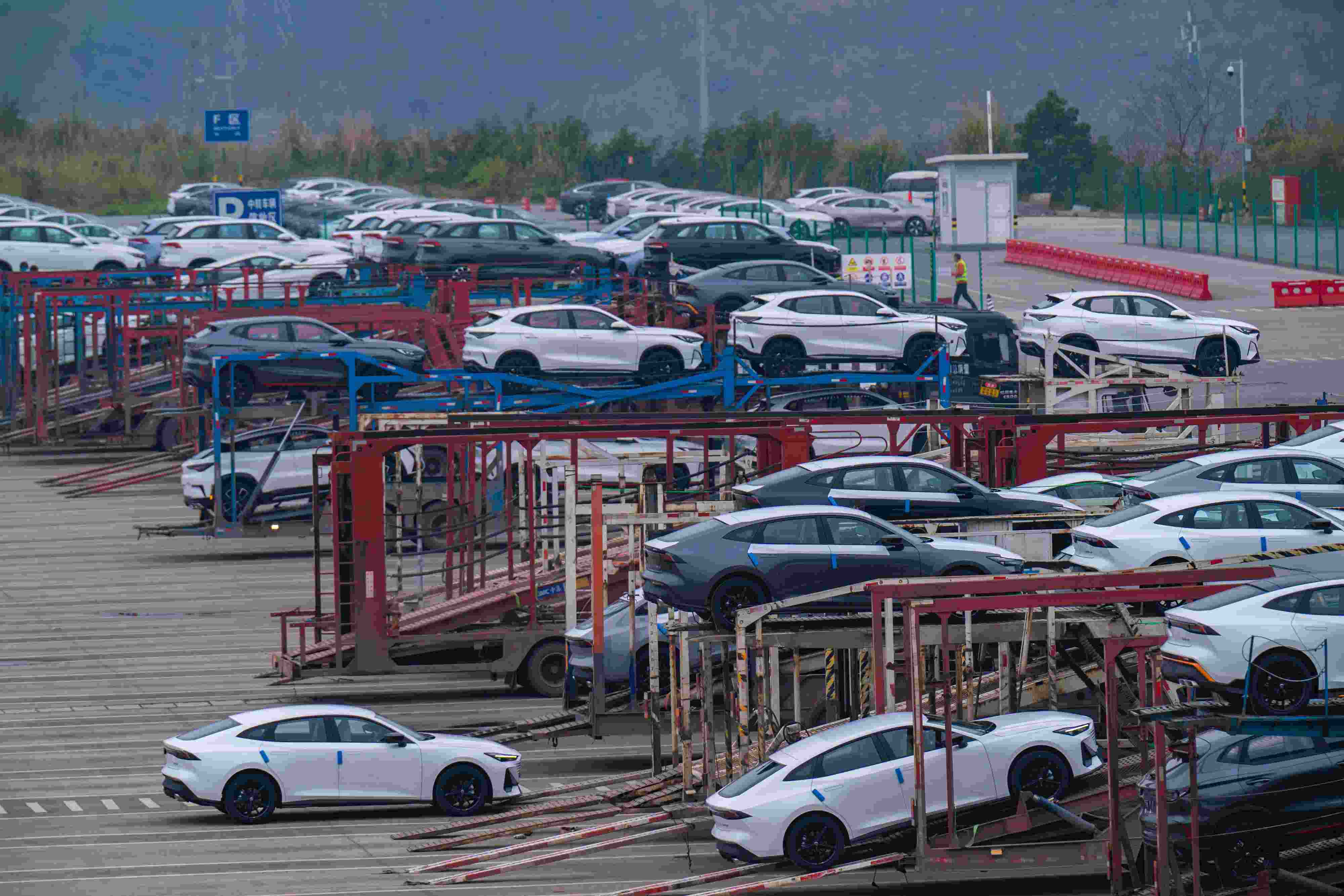 2024年2月25日，重慶江北區(qū)某汽車整車分撥中心，一排排汽車整裝待發(fā)。