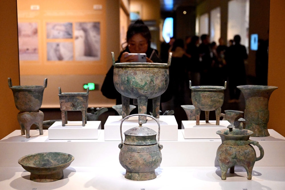 2月26日，參觀者在河南安陽殷墟博物館新館內(nèi)拍攝展品。