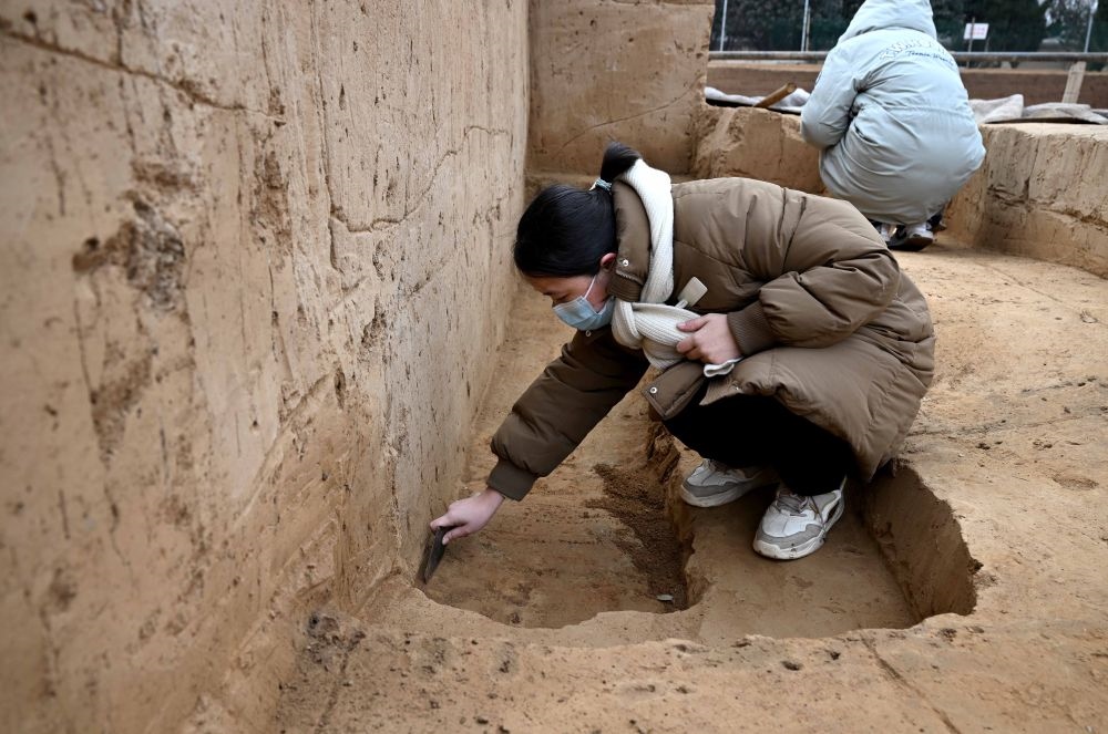 工作人員在殷墟王陵遺址進(jìn)行發(fā)掘作業(yè)（2月24日攝）。
