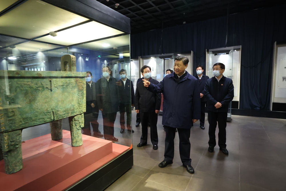 2022年10月28日下午，習(xí)近平在安陽市殷墟博物館考察。新華社記者 鞠鵬 攝