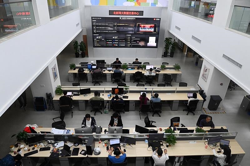 2023年12月12日，中國－東盟信息港股份有限公司員工在工作中。