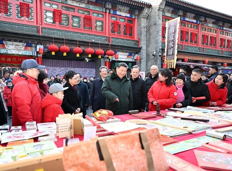 △2024年2月1日，習近平總書記在天津古文化街考察時，同店鋪員工和現(xiàn)場群眾互動交流。