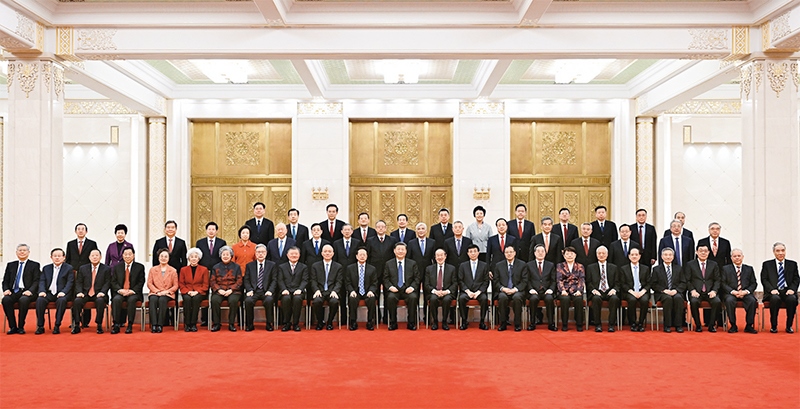 2024年2月7日，習近平、王滬寧、蔡奇、丁薛祥等在北京人民大會堂同黨外人士歡聚一堂，共迎佳節(jié)。這是習近平等同大家合影留念。 新華社記者 謝環(huán)馳/攝