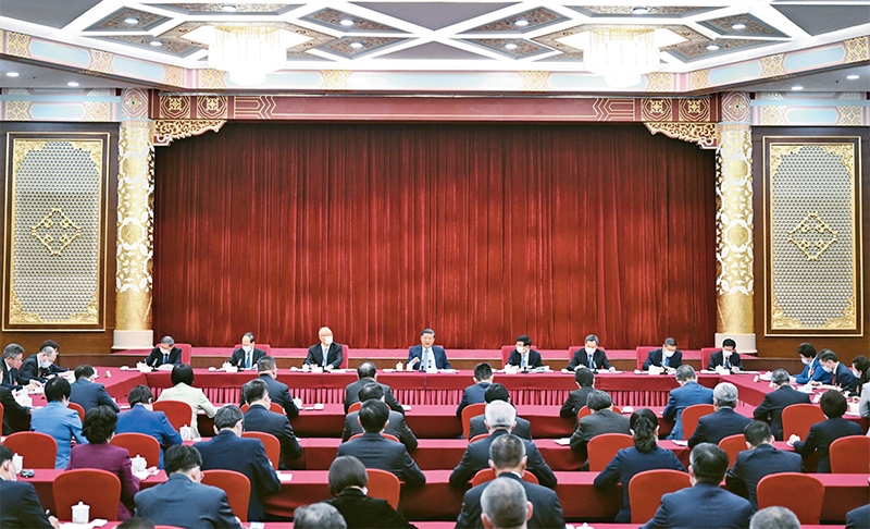 2023年3月6日，中共中央總書記、國家主席、中央軍委主席習近平看望參加全國政協(xié)十四屆一次會議的民建、工商聯(lián)界委員，并參加聯(lián)組會，聽取意見和建議。中共中央政治局常委、全國政協(xié)十四屆一次會議主席團會議主持人王滬寧，中共中央政治局常委蔡奇、丁薛祥參加看望和討論。 新華社記者 謝環(huán)馳/攝