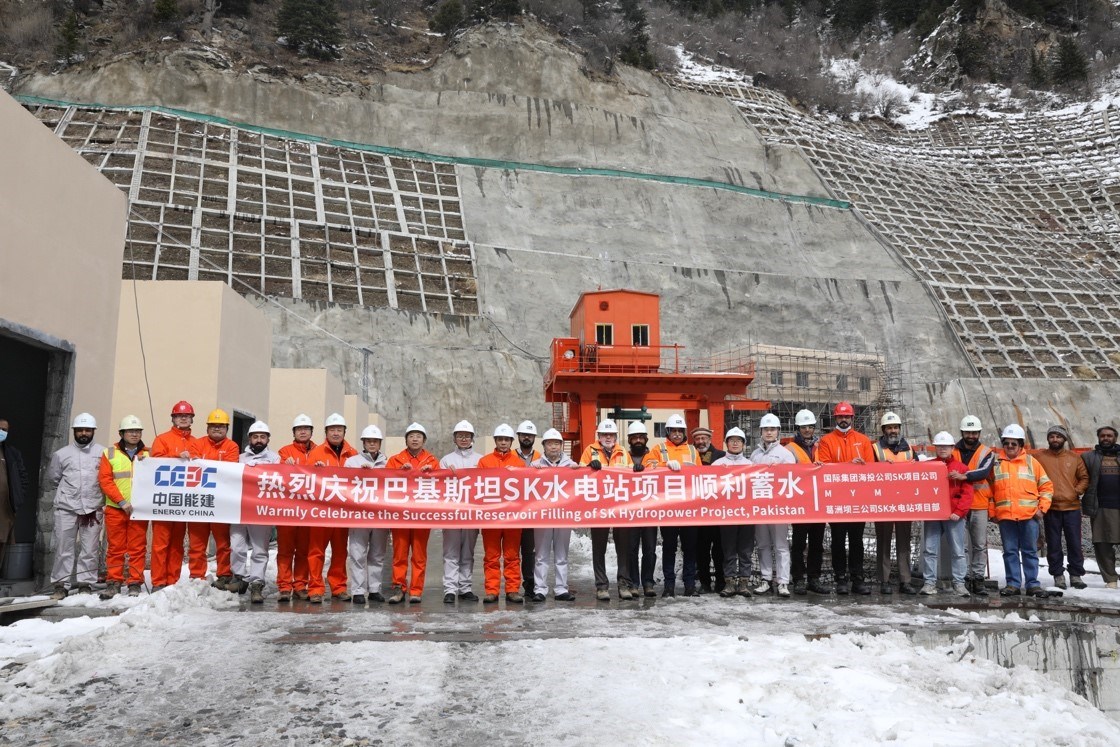 中巴建設(shè)者共同慶祝蘇吉吉納里水電站順利啟動蓄水工作。中國能建葛洲壩集團(tuán)供圖
