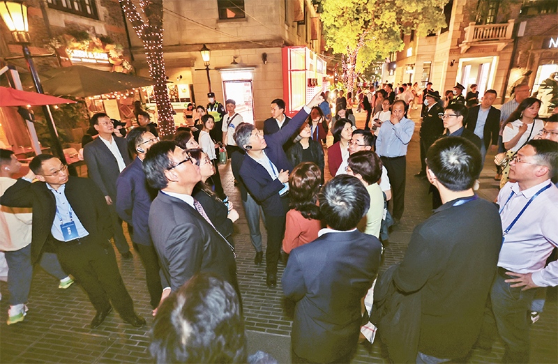 2023年4月18日，全國無黨派人士考察團來到位于上海市黃浦區(qū)的上海新天地開放式街區(qū)考察夜經(jīng)濟。 新華社記者 王翔/攝