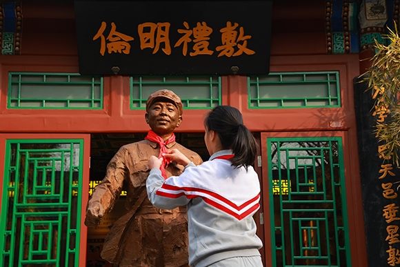 “追尋雷鋒足跡 弘揚(yáng)志愿精神”學(xué)雷鋒主題教育活動。學(xué)校供圖