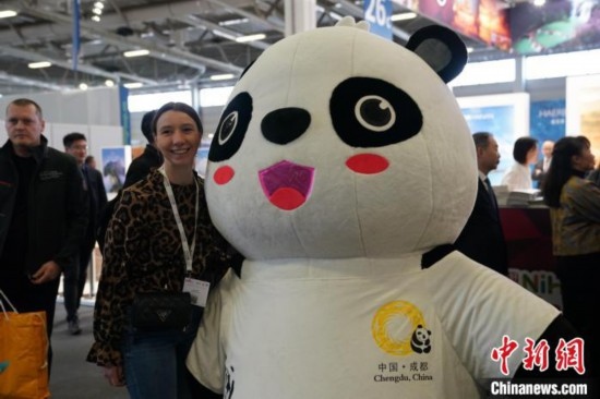 3月5日，2024年柏林國際旅游交易會(ITB)在柏林會展中心拉開帷幕。以“你好！中國”為主題的中國展區(qū)當(dāng)日亮相展會。圖為觀眾與大熊貓人偶合影。中新社記者 馬秀秀 攝
