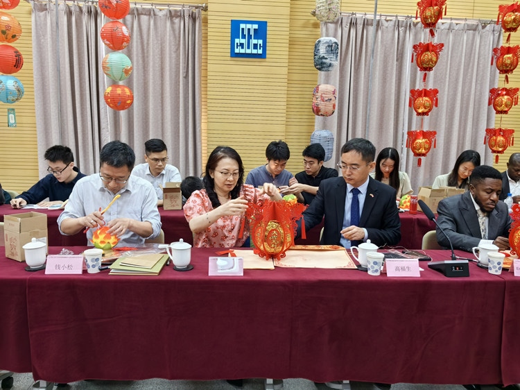 燈籠文化交流活動(dòng)現(xiàn)場。中建國際中西非公司供圖