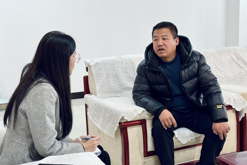 人民網(wǎng)記者采訪“在水一方”小區(qū)住戶。人民網(wǎng) 高清揚(yáng)攝