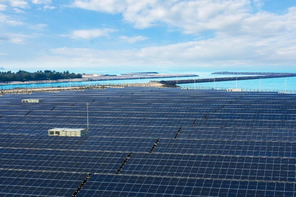 項目廣泛采用光伏補償發(fā)電系統(tǒng)，降低能源消耗。山東電建三公司供圖