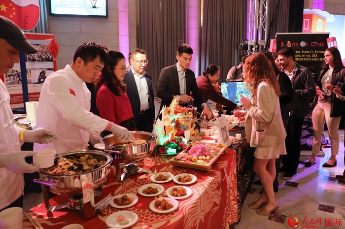 使館工作人員詳細為現(xiàn)場美食家和來賓講解菜品色香味特點、原料特色、烹制手法及其中蘊含的中華美食文化。人民網(wǎng)記者 李志偉攝