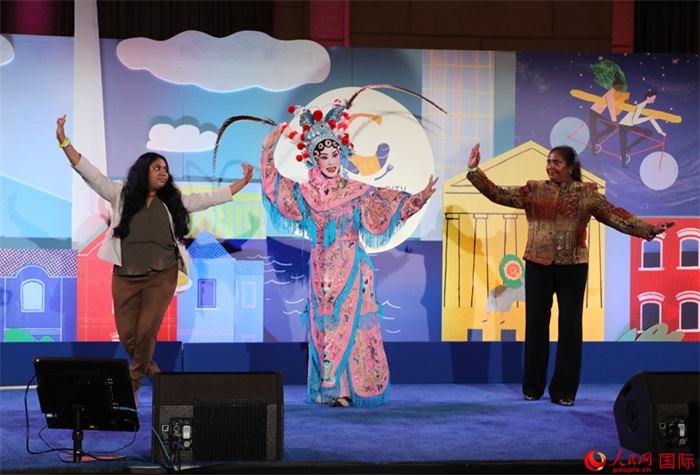 當?shù)厝A人京劇社團的青年演員現(xiàn)場表演京劇選段，并與現(xiàn)場觀眾近距離互動。人民網(wǎng)記者 李志偉攝