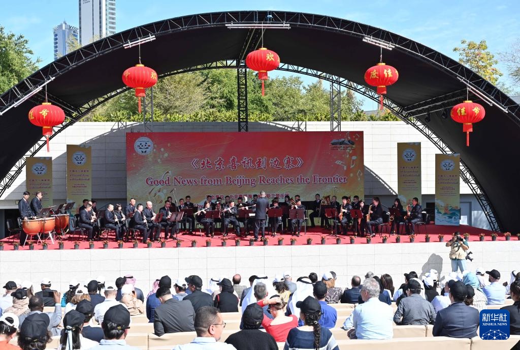 3月9日，在科威特首都省賈比爾文化中心，人們欣賞中國樂隊帶來的中國曲目。新華社發(fā)（阿薩德攝）