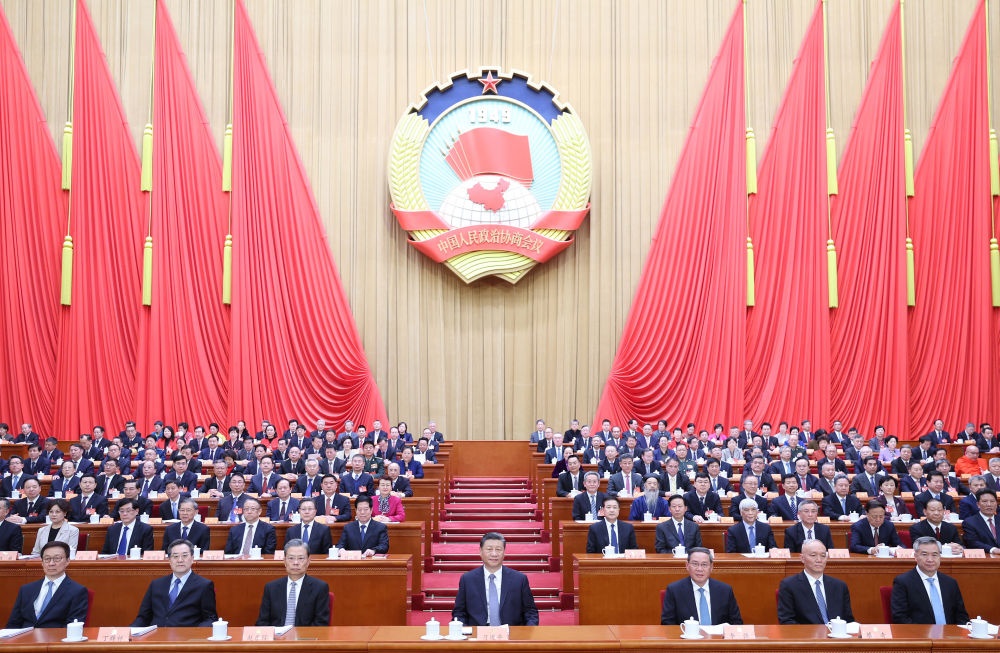 3月4日下午，中國人民政治協(xié)商會議第十四屆全國委員會第二次會議在北京人民大會堂開幕。這是習近平、李強、趙樂際、蔡奇、丁薛祥、李希、韓正在主席臺就座。王滬寧代表政協(xié)第十四屆全國委員會常務委員會，向大會報告工作。