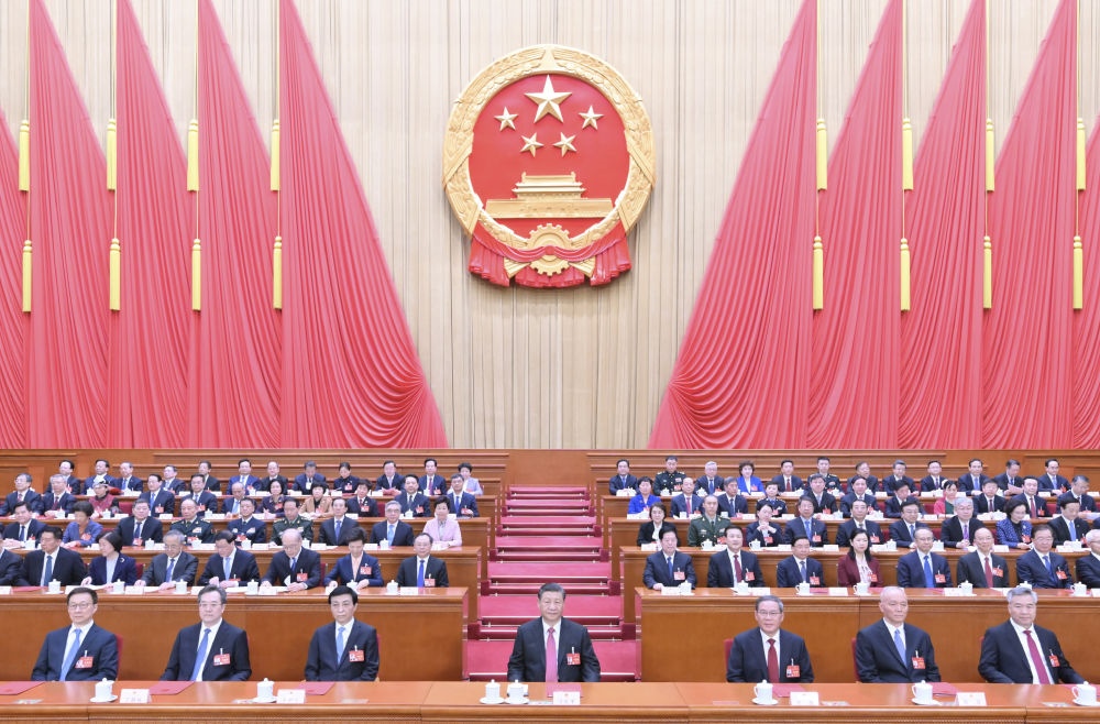 3月11日，第十四屆全國人民代表大會第二次會議在北京人民大會堂閉幕。黨和國家領導人習近平、李強、王滬寧、蔡奇、丁薛祥、李希、韓正等在主席臺就座。趙樂際主持閉幕會。