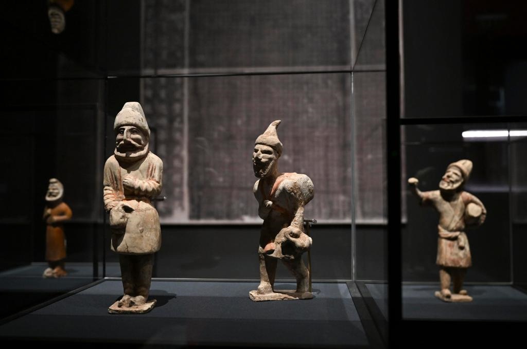 “歷史之遇——中國(guó)與西亞古代文明交流展”于1月12日至4月11日在故宮午門正殿展廳舉行。這是展出的陶彩繪人俑（1月10日攝）。新華社記者金良快攝