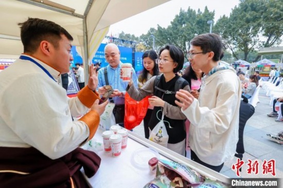 圖為廣州市民體驗果洛特產。 果洛州文體旅游廣電局 供圖