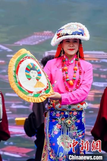圖為身著民族服飾的演員們展示果洛特色產品。 果洛州文體旅游廣電局 供圖