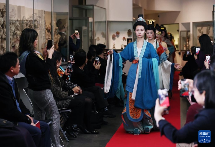3月13日，在位于法國(guó)巴黎的吉美國(guó)立亞洲藝術(shù)博物館，模特展示敦煌復(fù)原服飾。新華社記者 高靜 攝