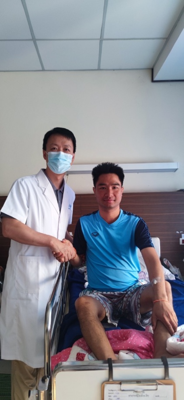 李凱教授與術后康復的患者合影。中國駐老撾大使館供圖