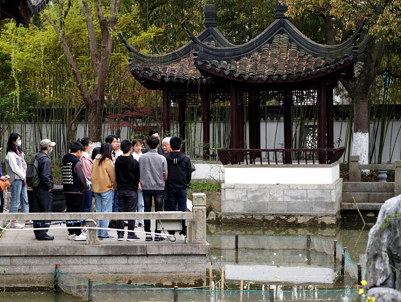 2021年3月30日，在上海交通大學(xué)南蘇園的“微型洱?！迸裕缀Ｄ辖淌跒閷W(xué)生們打造“沉浸式”思政課。