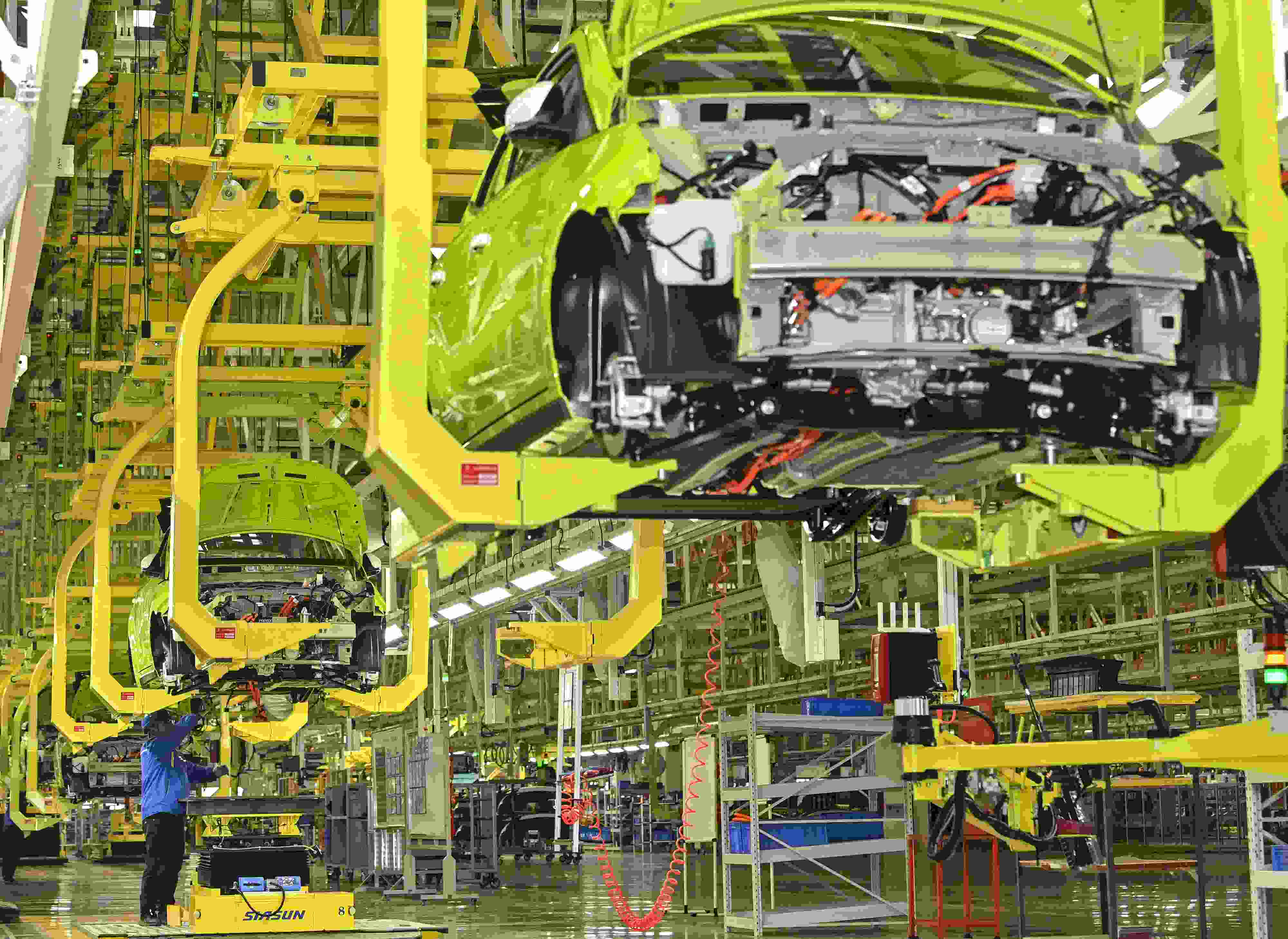 △ 2024年2月27日，一家新能源汽車公司的總裝車間生產線上，工人正在加緊生產趕訂單。