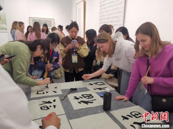 比利時(shí)學(xué)生體驗(yàn)書法。杭州師范大學(xué)供圖